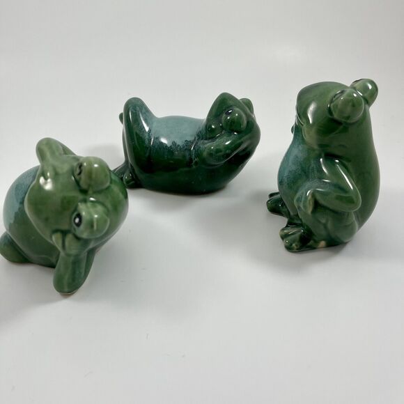 3 Small Ceramic Frog Figurines Laid Back Frogs Green With Blue Belly’s - Picture 7 of 10